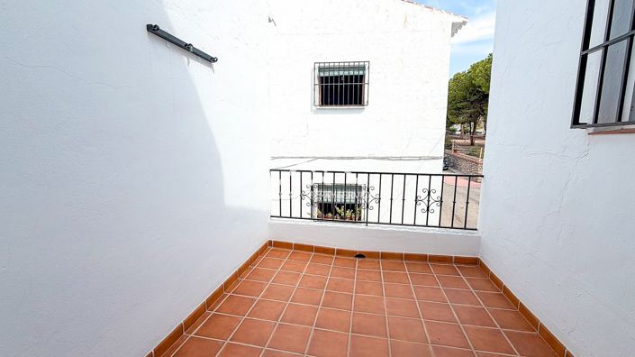 Image No.27-5 Bed Townhouse for sale
