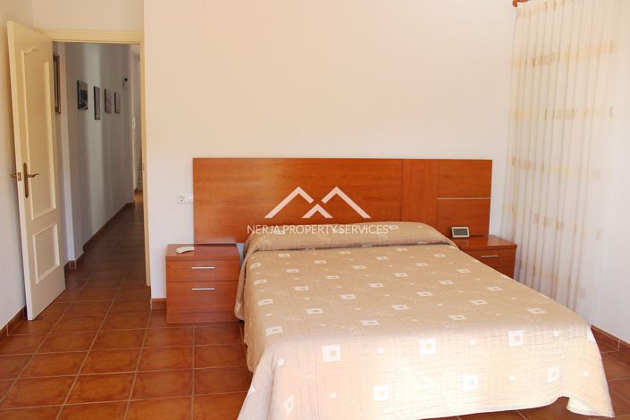 Image No.12-4 Bed Semi-Detached for sale