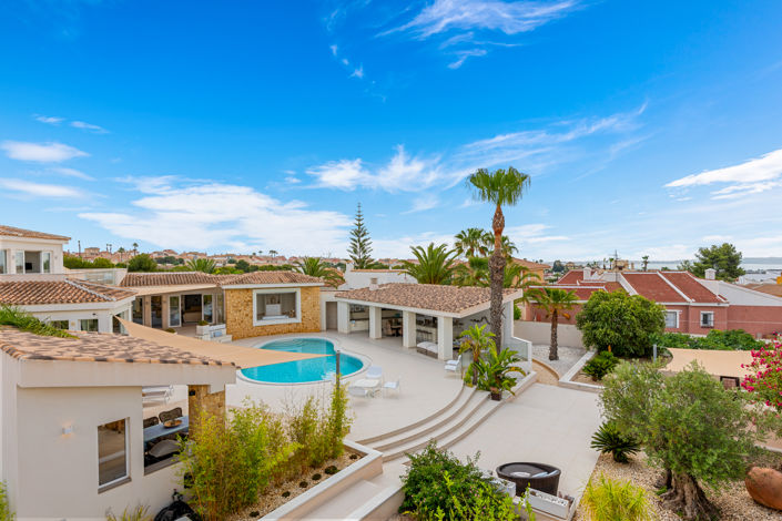 Image No.2-4 Bed Villa for sale