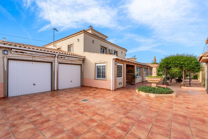 Image No.1-4 Bed Villa for sale