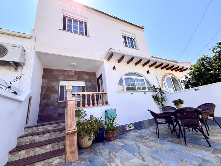 Image No.1-4 Bed Townhouse for sale