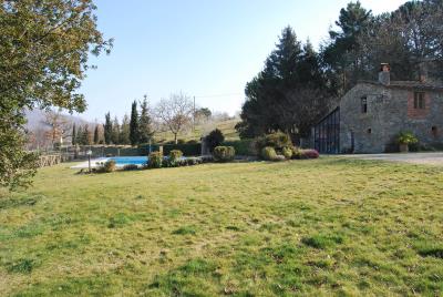 Veduta-della-pisicna-e-annesso-dal-giardino-