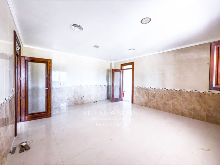 Image No.29-8 Bed Villa for sale