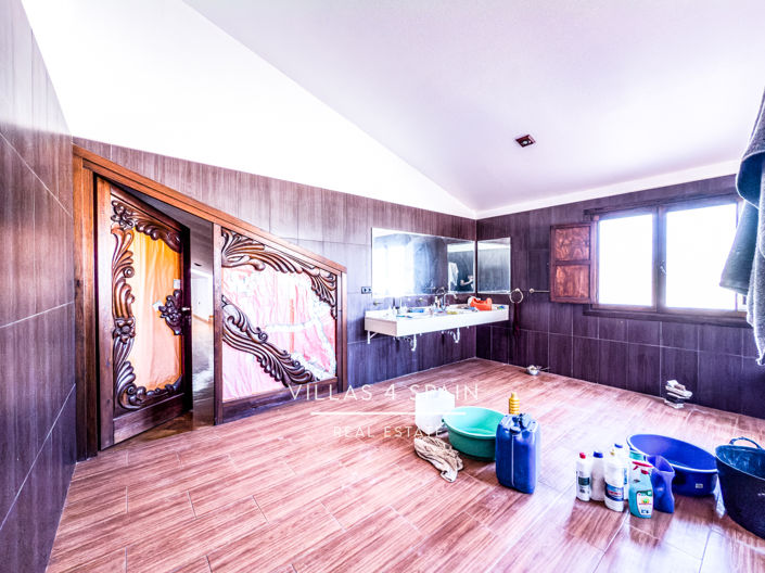 Image No.37-8 Bed Villa for sale