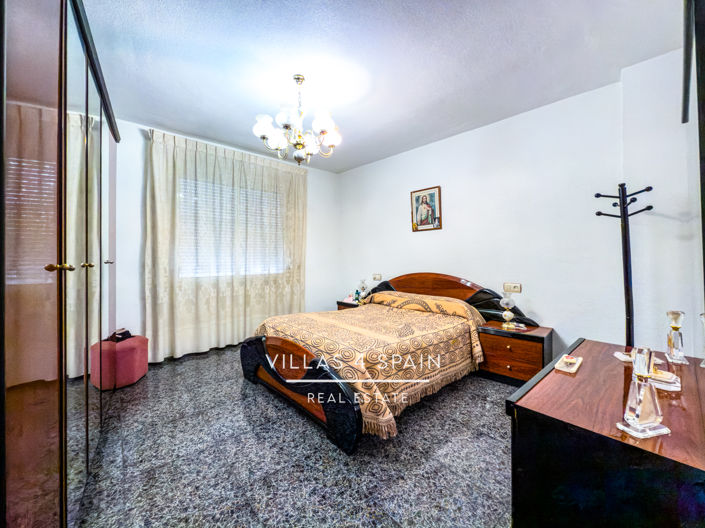 Image No.16-8 Bed Property for sale