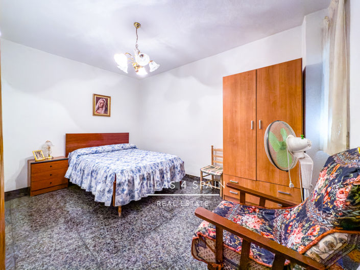 Image No.19-8 Bed Townhouse for sale