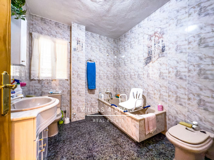 Image No.22-8 Bed Townhouse for sale