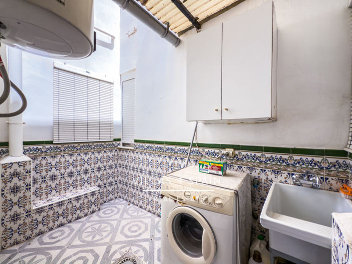 Image No.28-8 Bed Townhouse for sale