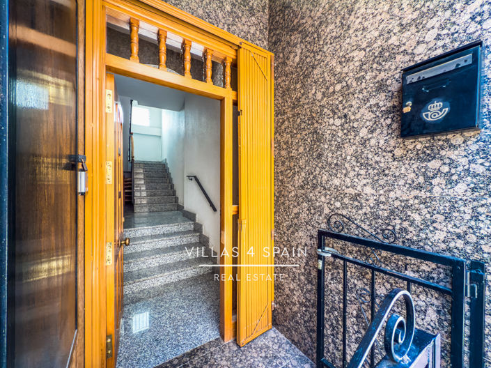 Image No.3-8 Bed Property for sale