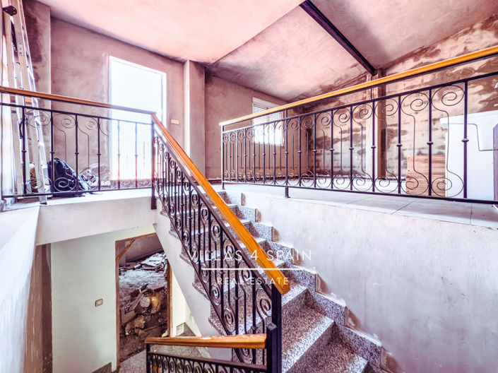 Image No.45-8 Bed Townhouse for sale