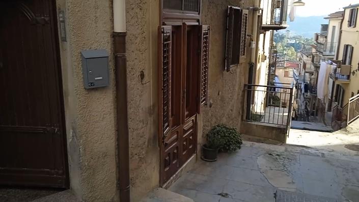Image No.1-2 Bed House for sale