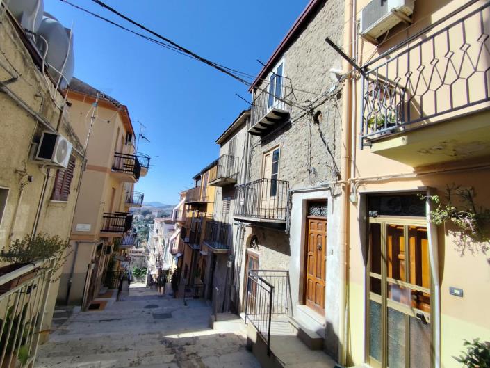 Image No.28-2 Bed House for sale