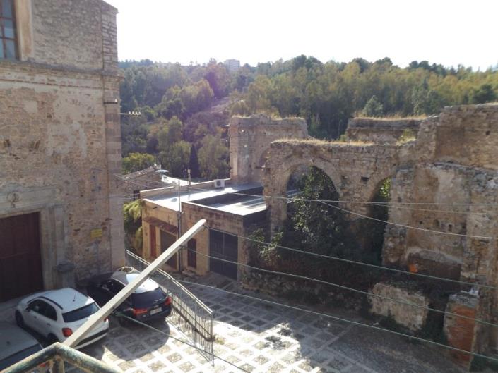Image No.10-3 Bed House for sale