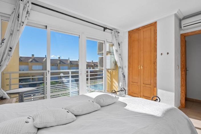 Image No.27-3 Bed Townhouse for sale