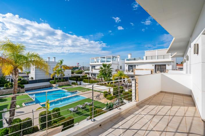 Image No.29-3 Bed Townhouse for sale