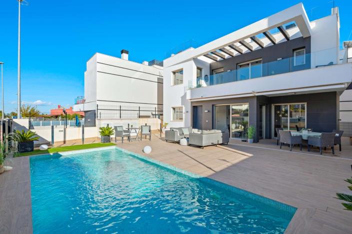 Image No.42-4 Bed Villa / Detached for sale