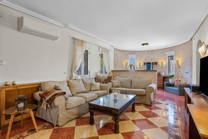 Image No.12-5 Bed Villa / Detached for sale