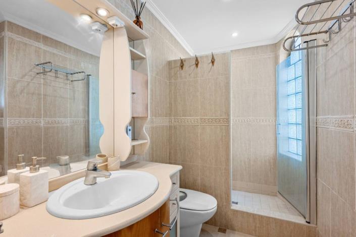 Image No.24-5 Bed Villa / Detached for sale