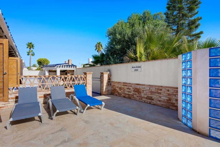 Image No.39-5 Bed Villa / Detached for sale