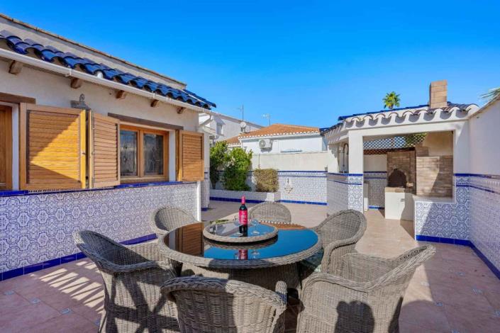 Image No.41-5 Bed Villa / Detached for sale