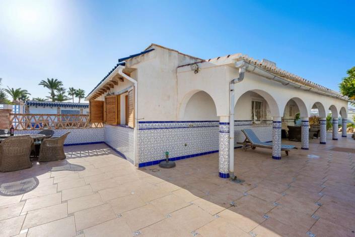 Image No.45-5 Bed Villa / Detached for sale