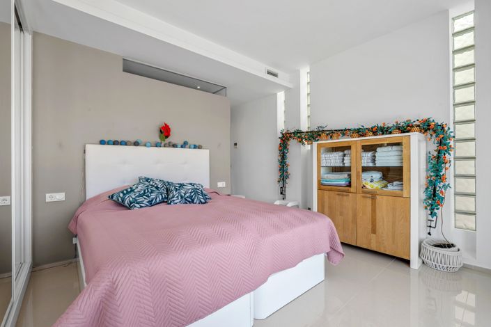 Image No.24-4 Bed Townhouse for sale