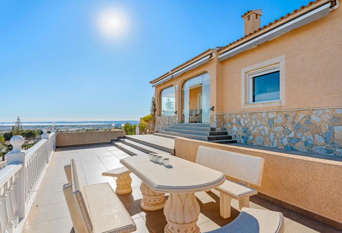 Image No.1-4 Bed Villa / Detached for sale