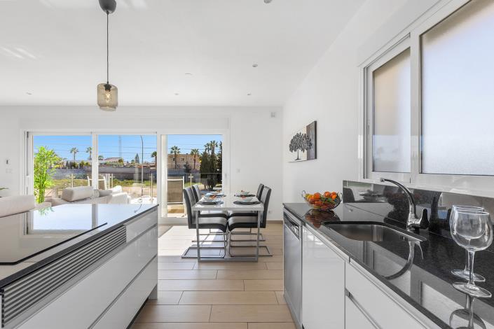 Image No.8-4 Bed Villa / Detached for sale