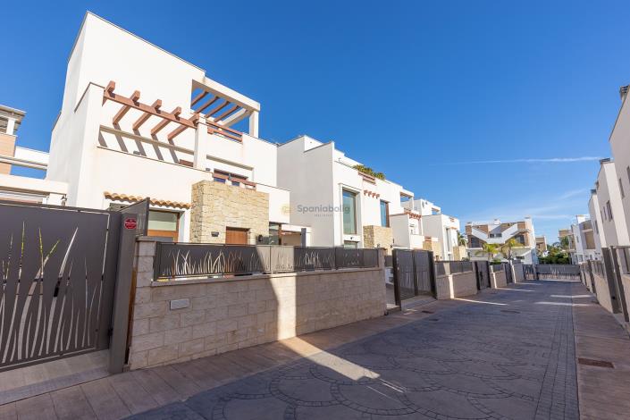 Image No.53-3 Bed Villa / Detached for sale