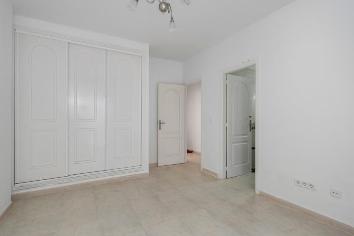 Image No.23-4 Bed Townhouse for sale