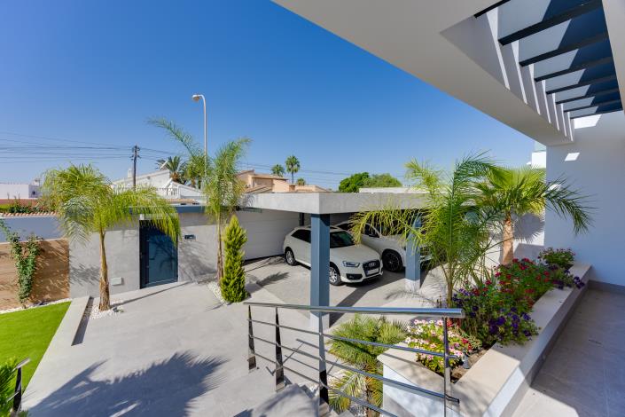 Image No.35-5 Bed Villa / Detached for sale