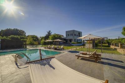 Luxury-villa-with-a-pool-and-spa_1