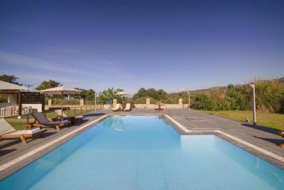 Luxury-villa-with-a-pool-and-spa_2