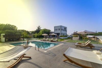 Luxury-villa-with-a-pool-and-spa_4