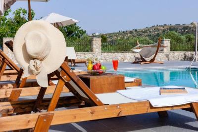 Luxury-villa-with-a-pool-and-spa_3