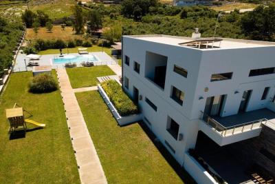Luxury-villa-with-a-pool-and-spa_5