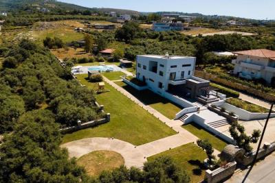 Luxury-villa-with-a-pool-and-spa_6