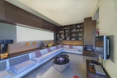 Luxury-villa-with-a-pool-and-spa_10