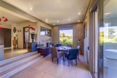 Luxury-villa-with-a-pool-and-spa_11