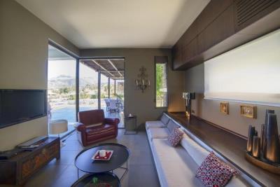 Luxury-villa-with-a-pool-and-spa_9