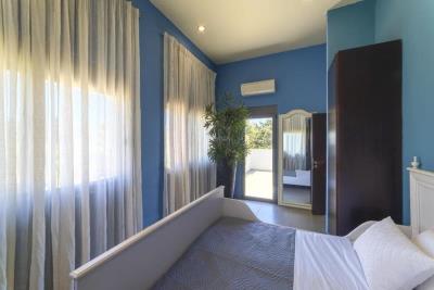 Luxury-villa-with-a-pool-and-spa_14
