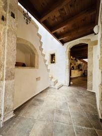 Venetian-style-house-with-a-well-in-the-historical-village-of-Chromonastiri_6