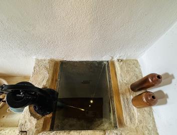 Venetian-style-house-with-a-well-in-the-historical-village-of-Chromonastiri_4