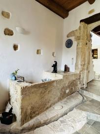 Venetian-style-house-with-a-well-in-the-historical-village-of-Chromonastiri_3