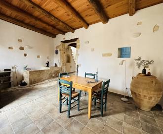 Venetian-style-house-with-a-well-in-the-historical-village-of-Chromonastiri_2