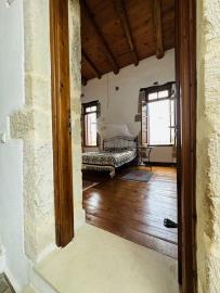 Venetian-style-house-with-a-well-in-the-historical-village-of-Chromonastiri_15