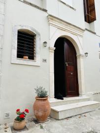 Venetian-style-house-with-a-well-in-the-historical-village-of-Chromonastiri_1