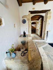Venetian-style-house-with-a-well-in-the-historical-village-of-Chromonastiri_5
