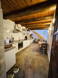 Venetian-style-house-with-a-well-in-the-historical-village-of-Chromonastiri_7