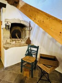 Venetian-style-house-with-a-well-in-the-historical-village-of-Chromonastiri_8